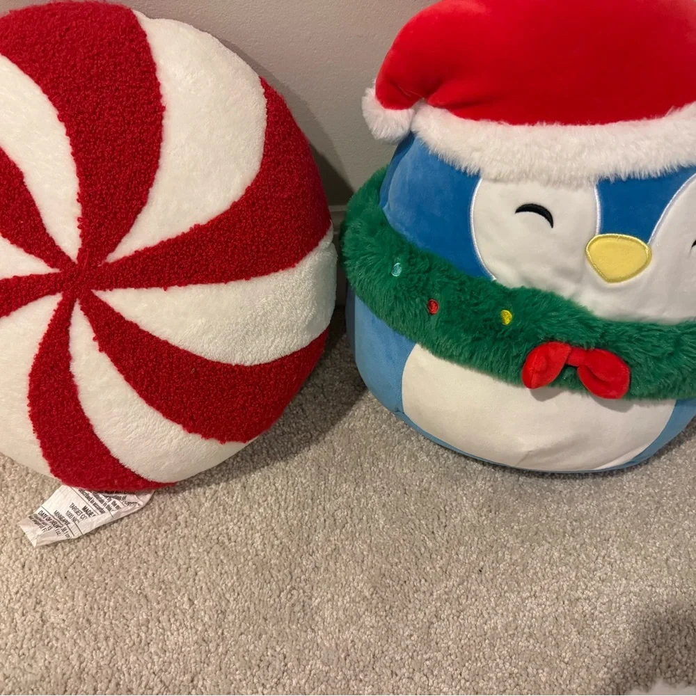 Like new Set of 4 Christmas / holiday throw pillows